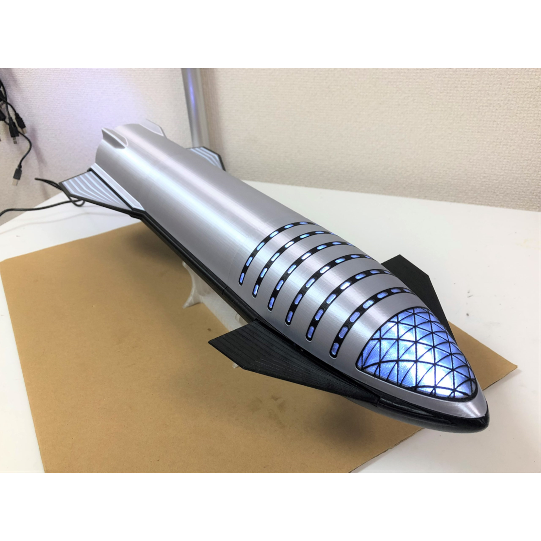 SpaceX Starship model kit with litghts and moving fins.
